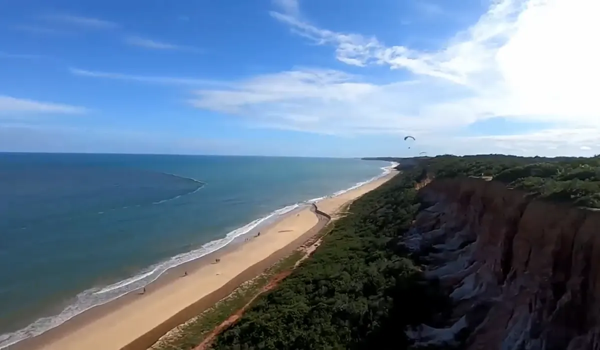 A beleza das falésias de Arraial D’Ajuda vista do ar durante o voo de parapente.


