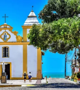 Igreja de Arraial d’Ajuda com vista para o mar em Porto Seguro, Bahia