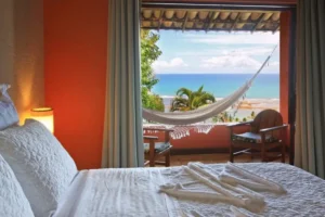 Hotel com piscina de frente para o mar em Arraial d'Ajuda