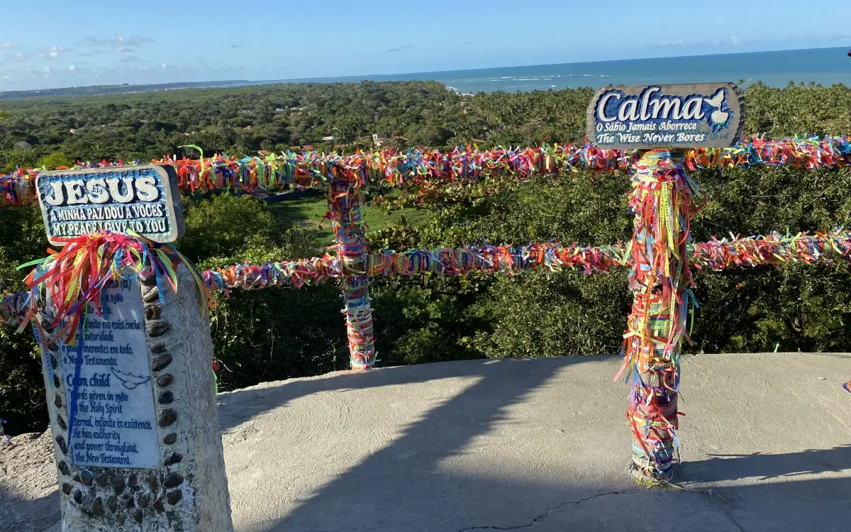 No Mirante da Igreja de Nossa Senhora d'Ajuda, em Arraial d'Ajuda, você amarra sua fitinha e desfruta de uma vista deslumbrante das "melhores praias de Arraial d'Ajuda" e do imenso azul do Oceano Atlântico. Um ponto turístico imperdível!