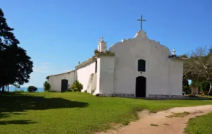Quadrado de Trancoso com Igreja São João Batista e casas coloridas