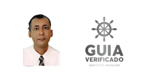 Retrato do Guia de Turismo Delmário Brito, especialista em roteiros históricos e culturais em Porto Seguro e região.