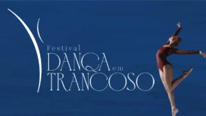 Logo do Festival Dança em Trancoso, apresentando o título "Festival Dança em Trancoso" em branco sobre um fundo azul-escuro, ao lado de uma bailarina em um grand jeté (grande salto) com os braços erguidos.