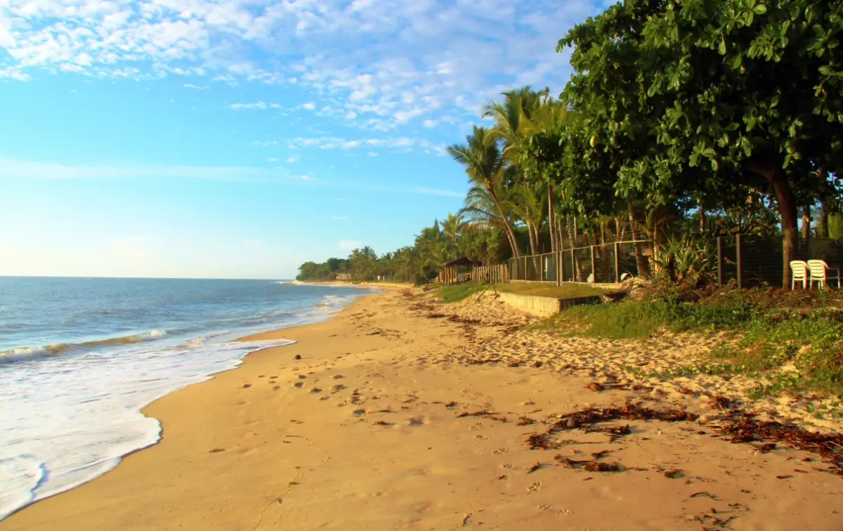 A tranquilidade da Praia de Araçaípe, em Arraial d'Ajuda, convida ao relaxamento com suas águas calmas e paisagem exuberante.