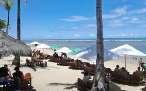 Praia do Mucugê em Arraial d'Ajuda com piscinas naturais e barracas charmosas