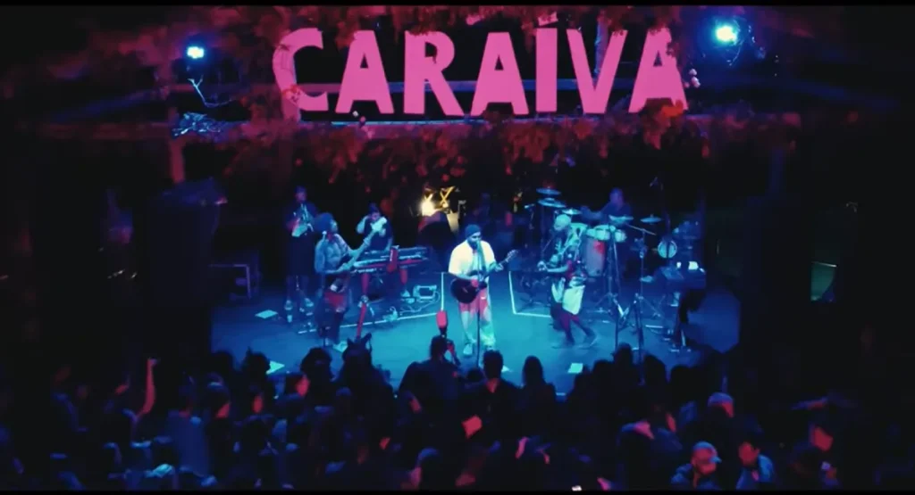 Show ao vivo com banda e público animado em evento de Caraíva Réveillon na Bahia.