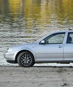Carro prateado na margem, simbolizando aluguel de carro e transfer em Porto Seguro e região.