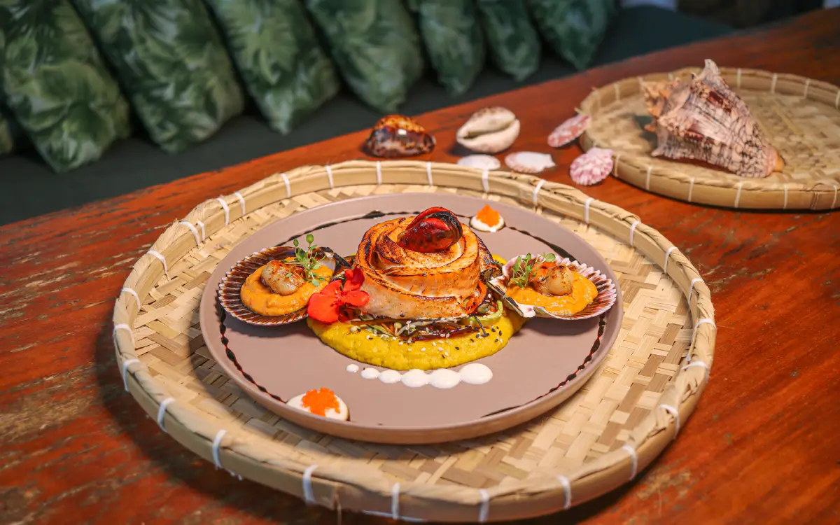 Um dos deliciosos pratos que você pode encontrar no Festival Gastronômico Esquina do Mundo, celebrando os sabores únicos de Arraial d'Ajuda. Prepare-se para uma experiência culinária inesquecível!