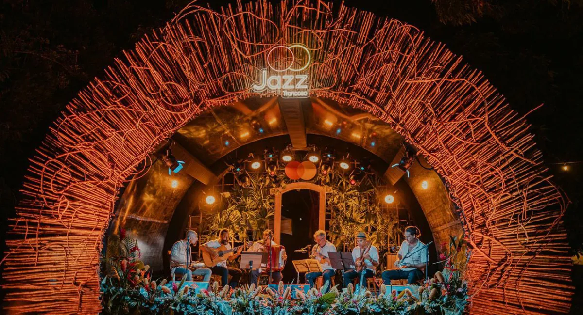 Uma noite mágica no Festival de Jazz em Trancoso SEO! A atmosfera única do Quadrado de Trancoso ganhou vida com performances espetaculares. Venha viver a cultura e o som da Bahia!
