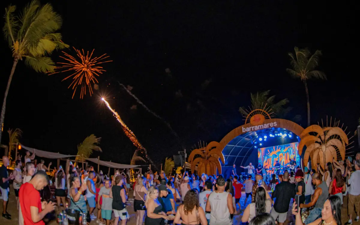 A energia contagiante do Luau Barramares em Porto Seguro, Bahia, com música, dança e um espetáculo de fogos de artifício que ilumina a noite da Orla Norte.