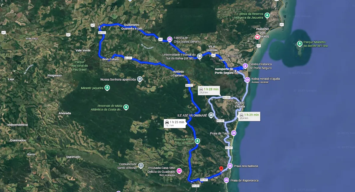A imagem mostra duas opções principais de rota: 1) Porto Seguro ao Aeroporto (Balsa Arraial d'Ajuda) + estrada para Trancoso. 2) Rota mais longa totalmente por terra (BR-367 e BA-001) para calcular a Distância de Porto Seguro a Trancoso. O trecho mais rápido e comum de Arraial d'Ajuda a Trancoso tem 35km e leva cerca de 1h29 minutos.