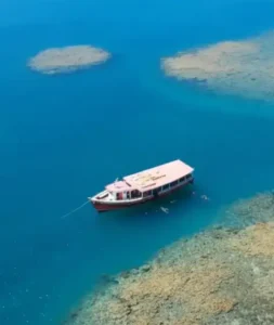 Passeio de escuna no Parque Marinho Recife de Fora em Porto Seguro, com corais e snorkel.