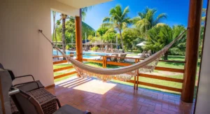 Vista aérea da estrutura de lazer e piscinas do Resort La Torre All Inclusive, cercado por jardins tropicais na Praia do Mutá, Porto Seguro.