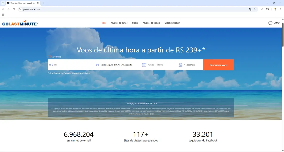 Interface do site GoLastMinute exibindo campo de pesquisa de voos para Porto Seguro com fundo de praia e céu azul.