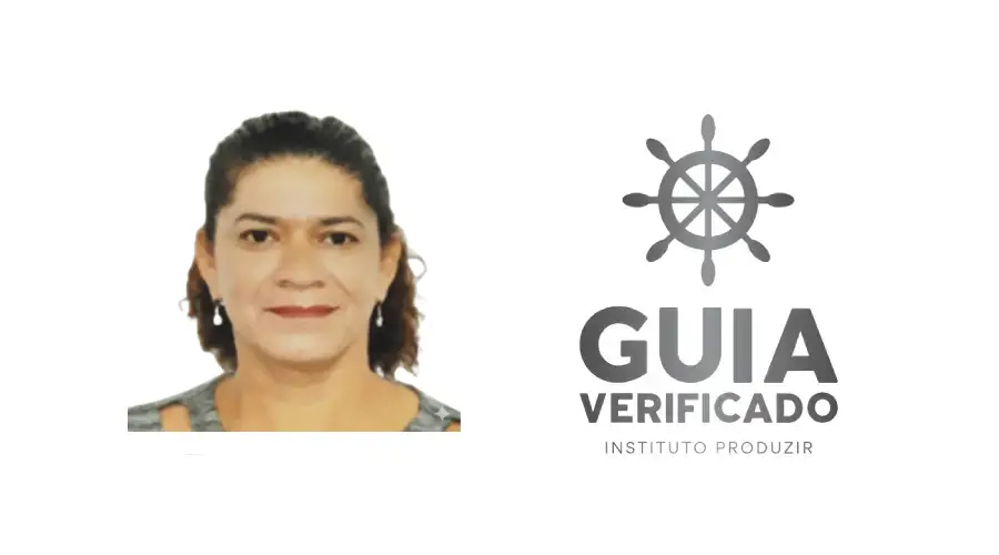 Foto profissional da guia de turismo Márcia Pio, em Porto Seguro, Bahia, com o selo Guia Verificado Instituto Produzir. Fundo branco e traje formal.