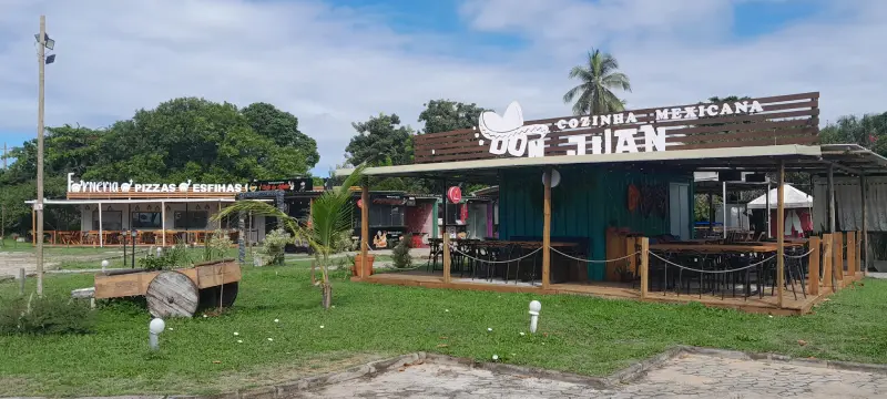 Vila de contêineres gastronômicos na Praia de Taperapuã, Porto Seguro, com destaque para o restaurante Don Juan Cozinha Mexicana e opções de onde comer na região.